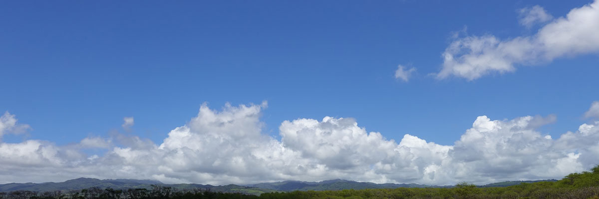 Blauer Himmel mit Wolken